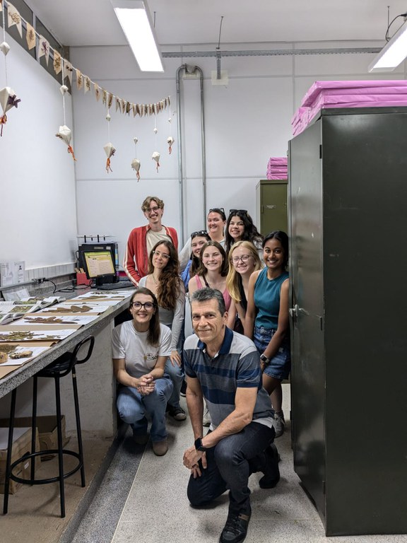 Visita Alunas Univ de Purdue - Maio 2025 - herbário.jpeg